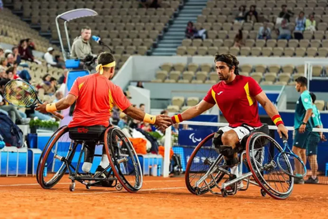 De la Puente y Caverzaschi durante un partido de dobles en Paris 2024. / CPE