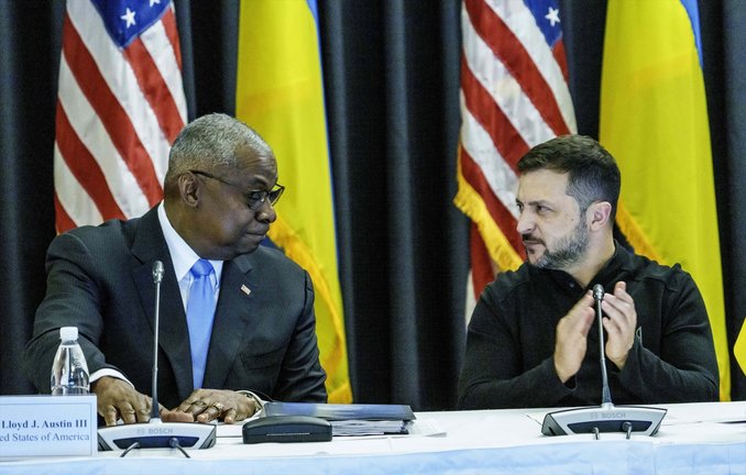 Lloyd Austin (izq.), secretario de Defensa de Estados Unidos, y Volodimir Zelenski, presidente de Ucrania, se miran durante la reunión del Grupo de Contacto de Ucrania en la Base Aérea de Ramstein. / Andreas Arnold