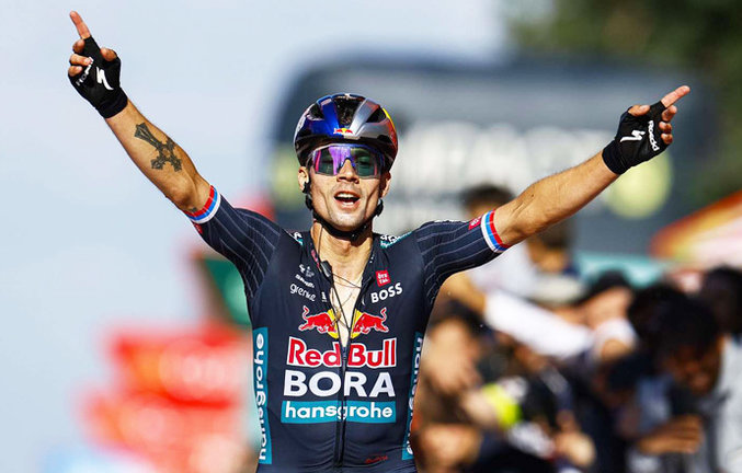 El ciclista esloveno Primoz Roglic (Red Bull-BORA-hansgrohe) cruza la meta. / La Vuelta