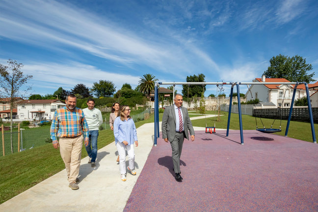 El consejero de Fomento, Ordenación del Territorio y Medio Ambiente, Roberto Media, inaugura varias actuaciones en el municipio. / Alerta