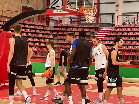 Los jugadores del Alega durante un entrenamiento en el Vicente Trueba. / GAC