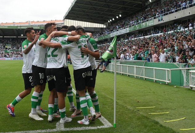 Los jugadores del Racing se abrazan tras un gol en El Sardinero. / RRC