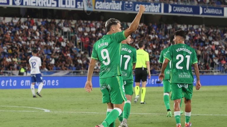 Arana celebra el tanto conseguido durante el partido ante el Tenerife. / LL