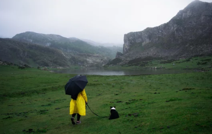 Una mujer bajo su paraguas en los Picos de Europa. / A.E.