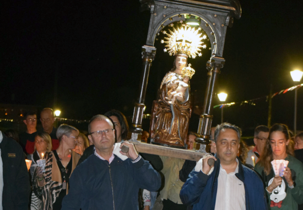 A la derecha, portando la estatuilla de la Virgen, el alcalde de Piélagos durante la procesión. / ALERTA