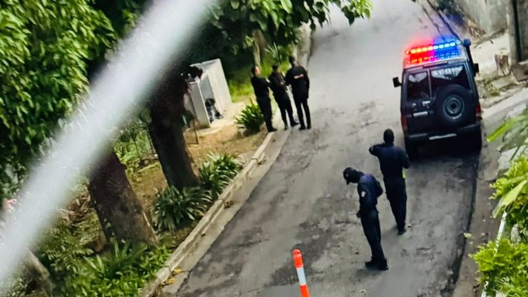 Agentes de la policía en las afueras de la embajada en Caracas. / Red social X