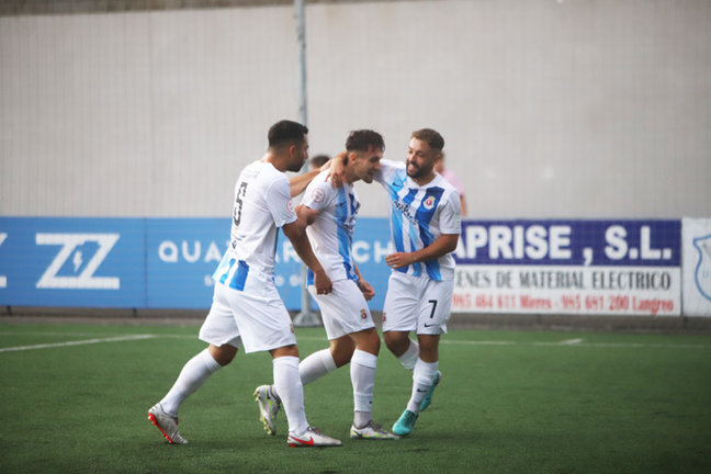 Los jugadores del conjunto blanquiazul celebran un gol. / AE