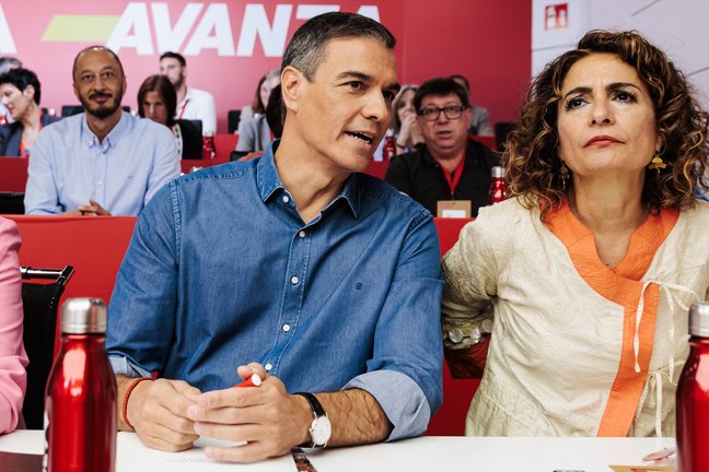 El secretario general del PSOE y presidente del Gobierno, Pedro Sánchez, y la vicesecretaria general del PSOE, vicepresidenta primera del Gobierno y ministra de Hacienda, María Jesús Montero. / Carlos Luján