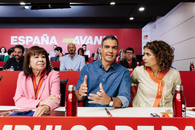 (I-D) La presidenta del PSOE, Cristina Narbona, el presidente del Gobierno y Secretario General del PSOE, Pedro Sánchez y la vicesecretaria general del PSOE, vicepresidenta primera del Gobierno y ministra de Hacienda, María Jesús Montero, durante la reunión del Comité Federal del PSOE. / Carlos Luján