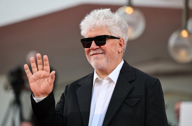 El director y guionista español Pedro Almodóvar llega a la ceremonia de clausura del 81.º Festival Internacional de Cine de Venecia. / Ettore Ferrari