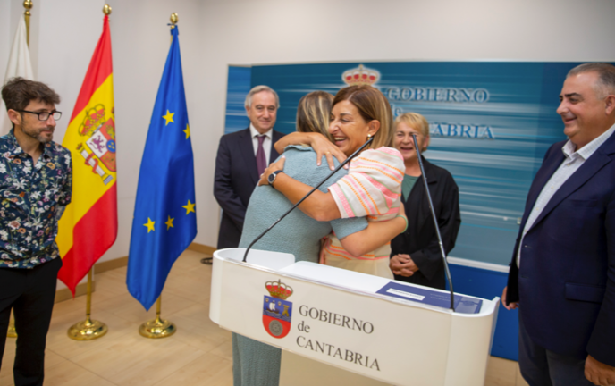 La presidenta de Cantabria, María Jose Sáenz de Buruaga, el consejero de Fomento, Ordenación del Territorio y Medio Ambiente, Roberto Media, junto con representantes de la Asociación Costa Quebrada, ofrecen una rueda de prensa.