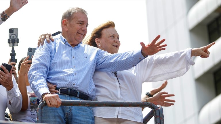 El líder opositor venezolano, Edmundo González, junto a su esposa, en un acto político en Caracas. EP / Archivo