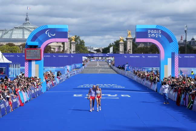 Elena Congost y su guía Mia Carol, medalla de bronce en el maratón. Juegos Paralímpicos París 2024. © Gorka Leiza / CPE.