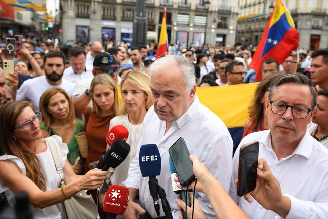 El vicesecretario de Institucional del PP, Esteban González Pons, atiende a los medios de comunicación durante una manifestación. Fernando Sánchez / Archivo