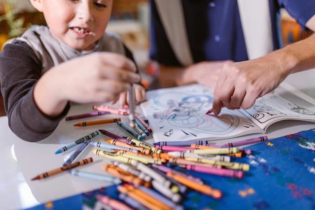 Un niño con su profesora tras las vacaciones de verano. / A.E