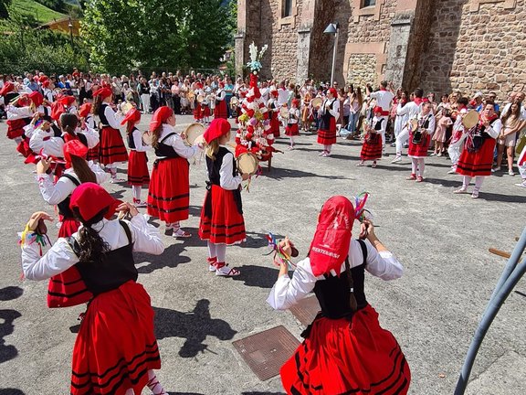 El grupo de danzas durante la celebración de las Fiestas de la Virgen de la Salud. / A.E.