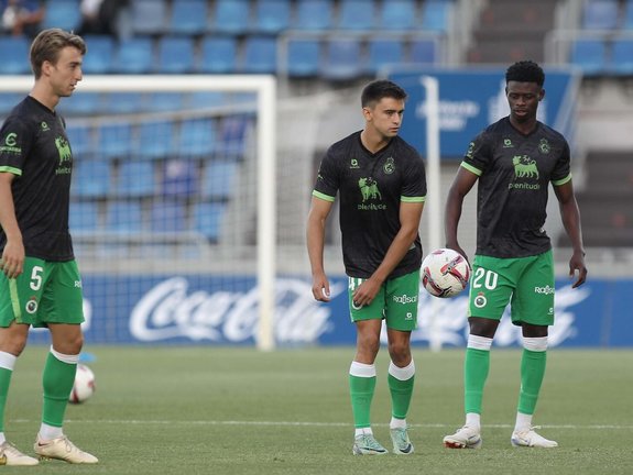 Mario, 'Suli' y Javi Castro, durante el calentamiento en Tenerife. / L.H.