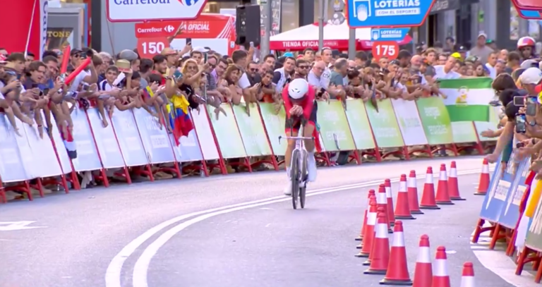 Roglic antes de cruzar la meta en Madrid. / A.E.