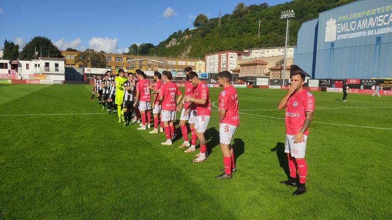 Los jugadores del Laredo y Escobedo se saludan al inicio del partido. / Laredo