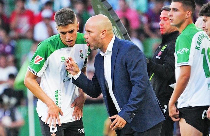 El entrenador del Racing de Santander, Jose Alberto durante el primer partido de liga en el Sardinero. / rrc