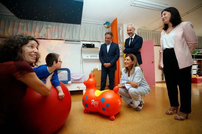 La presidenta de Cantabria, María José Sáenz de Buruaga, el alcalde de Camargo, Diego Movellán, y el consejero de Educación, Sergio Silva, durante la inauguración del curso escolar. / Alerta