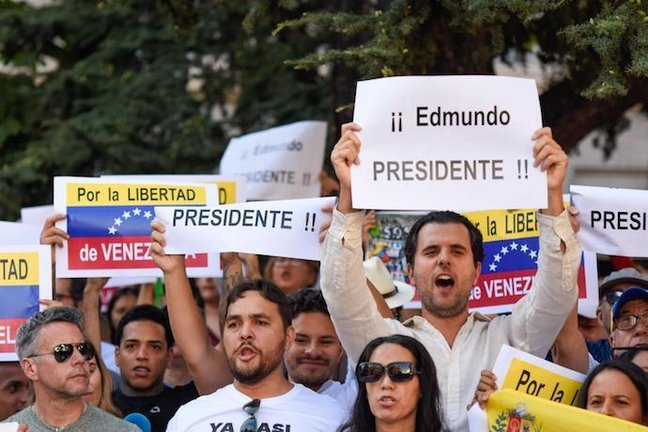 Multitud de venezolanos se congrega frente al Congreso de los Diputados en apoyo a Edmundo González. / Richard Zubelzu