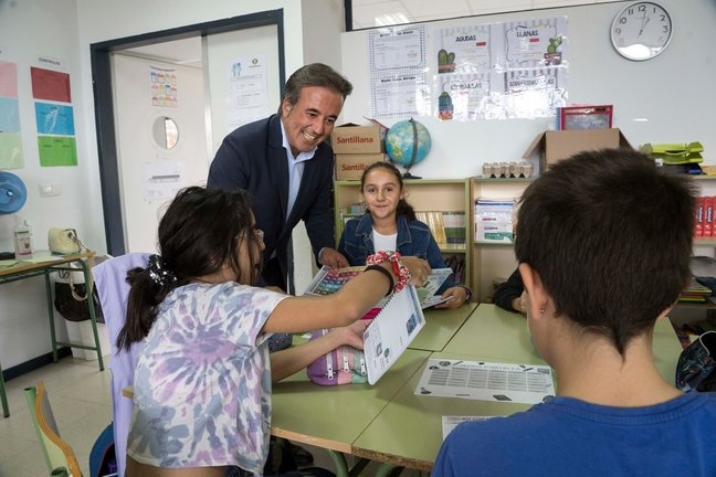 El alcalde de Camargo, Diego Movellán entregando las agendas. / Alerta