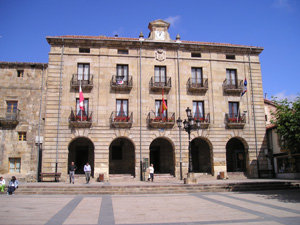 Vista del Ayuntamiento de Reinosa y parte de la plaza. / Alerta