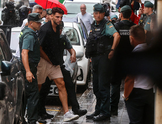 El jugador del Valencia, Rafa Mir, de camino a los juzgados. / EP