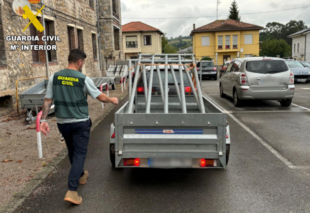 Un Guardia Civil junto a el material robado por el joven de Puente Viesgo. / A.E.