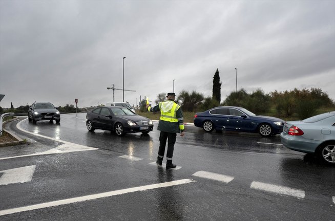 Un agente de la Guardia Civil agiliza el tráfico en la carretera.  Alberto Ortega / Europa Press