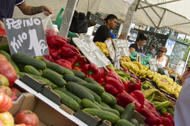 Un puesto de frutas y verduras en un mercadillo. / Jesús Hellín