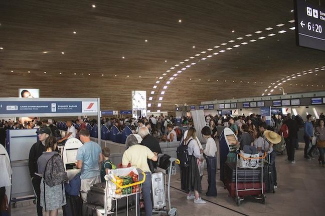 Varias personas en un aeropuerto. / A.E