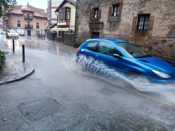 Agua embalsada en la travesera de Cabezón de la Sal. / A. del Saja