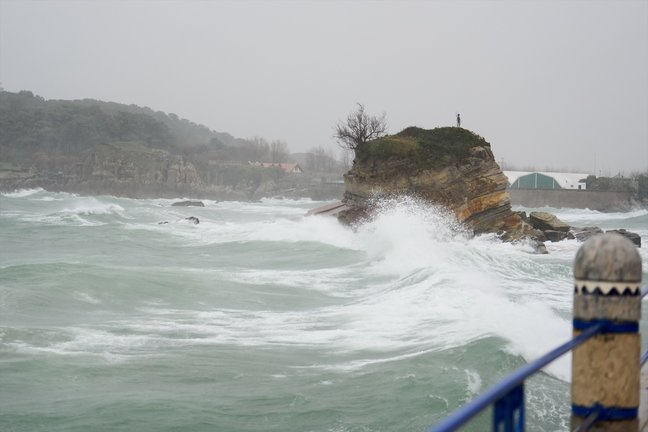 Vista del oleaje en el puerto de Santander. / Juan Manuel Serrano