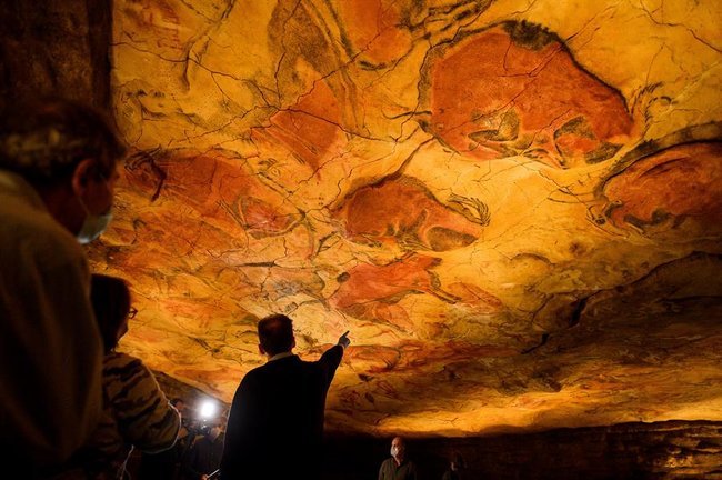 Varias personas visitan la Neocueva en el Museo Nacional y Centro de Investigación de Altamira. / P.P.H.