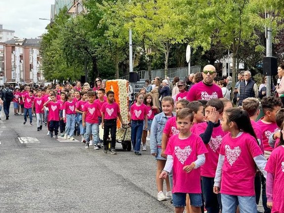 Cientos de alumnos han desfilado esta mañana por el circuito de la Alameda Miramar con sus pequeñas carrozas para celebrar la Batalla de Flores Escolar