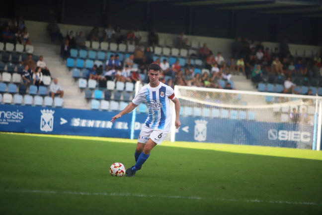 El capitán del conjunto blanquiazul, Alberto Gómez. / Néstor Revuelta