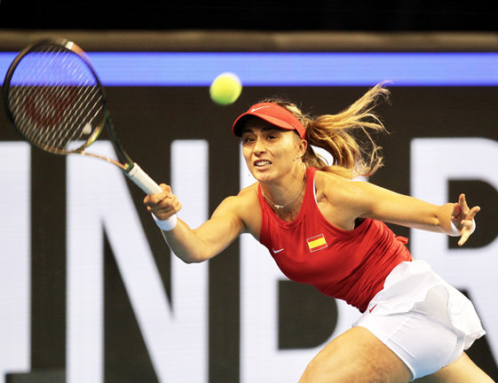 La tenista española Paula Badosa intenta devolver una bola durante las Finales de la Billie Jean King Cup en una edición anterior. / EP