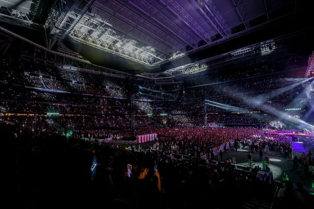 Cientos de personas durante un concierto del grupo Aventura en el Estadio Santiago Bernabéu. / Ricardo Rubio