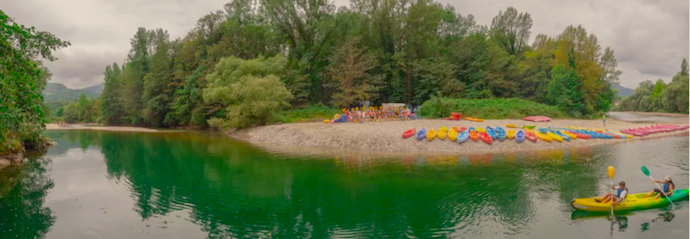 El Río Deva, con sus aguas serenas y sus rápidos emocionantes, ofrece una experiencia excursión en kayak. / A.S.P