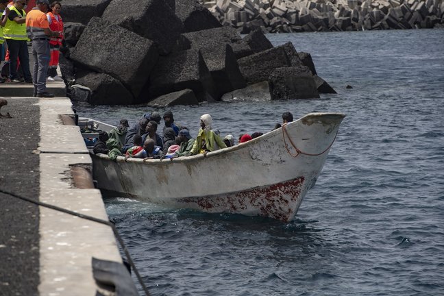 Un cayuco a su llegada al puerto de La Restinga, en El Hierro, Canarias. / Antonio Sempere