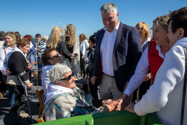 El consejero de Economía, Hacienda, Financiación Autonómica y Fondos Europeos,
Luis Ángel Agüeros, participa en el homenaje a las mariscadoras. / Alerta