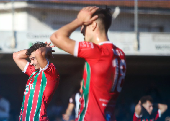 Los jugadores de la Gimnástica se echan las manos a la cabeza. / RSGT