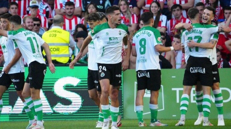 Los jugadores del Racing celebran el gol de Michelin. / L.H.