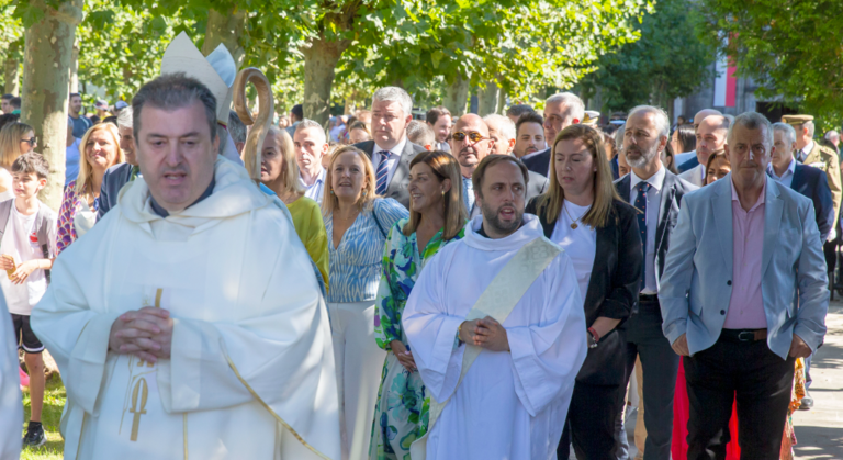 Isabel Urrutia y la presidenta María José Sáenz de Buruaga junto a otros miembros del Gobierno durante la celebración de la Bien Aparecida en el Santuario de Marrón. / ALERTA