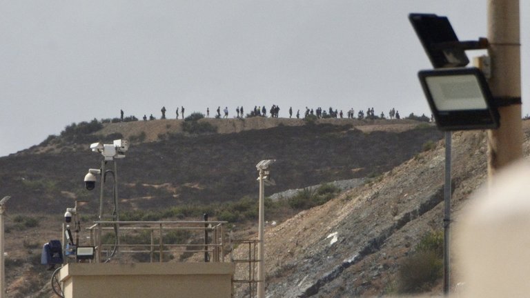 La frontera del Tarajal en Ceuta, donde se ve al fondo a decenas de inmigrantes. / Antonio Sempere