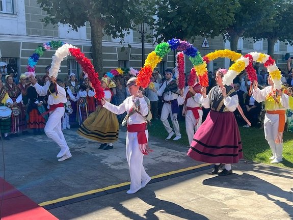 El grupo de Danzas actúa en La Bien Aparecida, en el santuario de Hoz de Marrón. / A.E