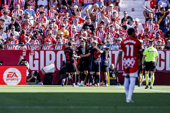 Los jugadores del Barcelona celebran el gol de Lamine Yamal. / EP