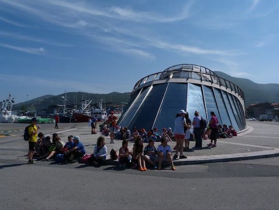 Mirador en forma de barco en Santoña. / A.E